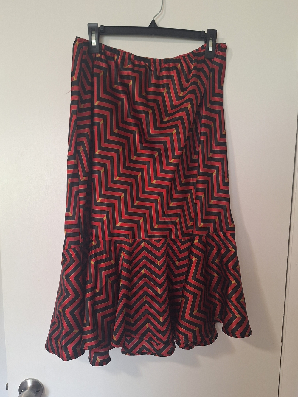Robbie Bee Woman Vintage Chevron Red, Gold, Black Flowy Skirt Size 16W